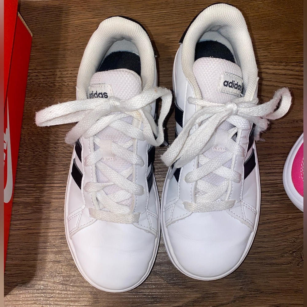 ADIDAS GRAND COURT LIFESTYLE BOYS BLACK WHITE SNEAKERS size 1 - Picture 2 of 4